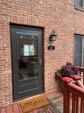 Building Photo - 291 Lear St