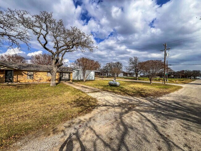 Building Photo - Adorable, Renovated 3/1 House with a Large Metal Shop