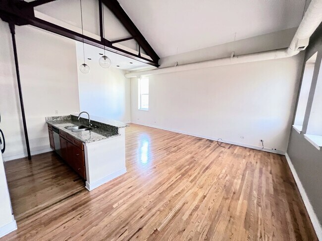 Building Photo - 2041 W North Ave