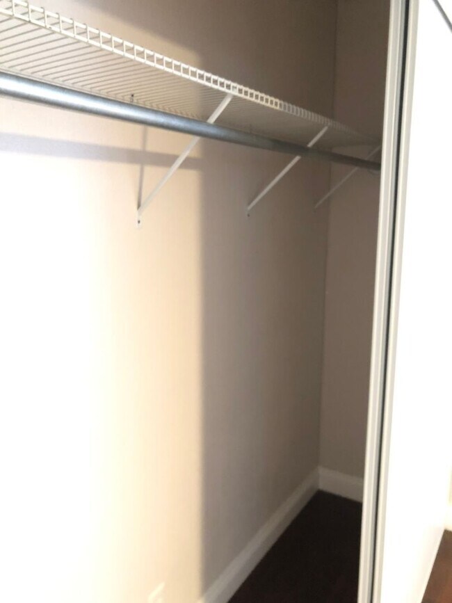 Foto del edificio - 4 BEDROOM / 2 BATH SINGLE FAMILY HOME W/ CASITA