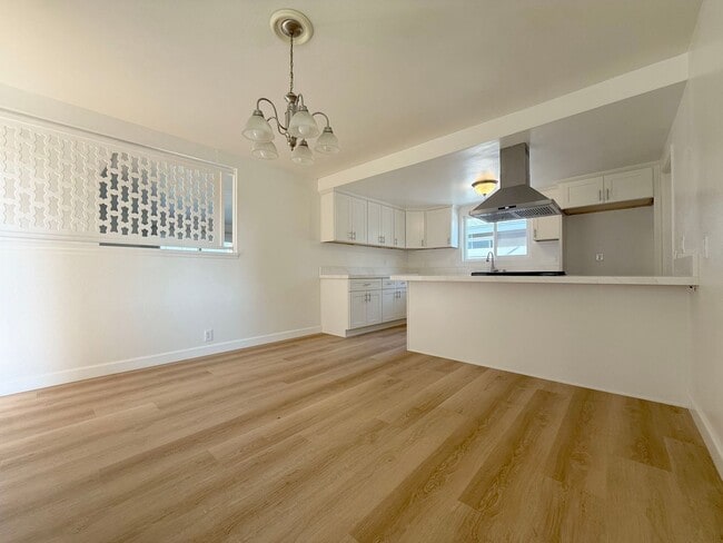Foto del edificio - 4 Bed +2 Bath + 2 Car Garage - New Kitchen...