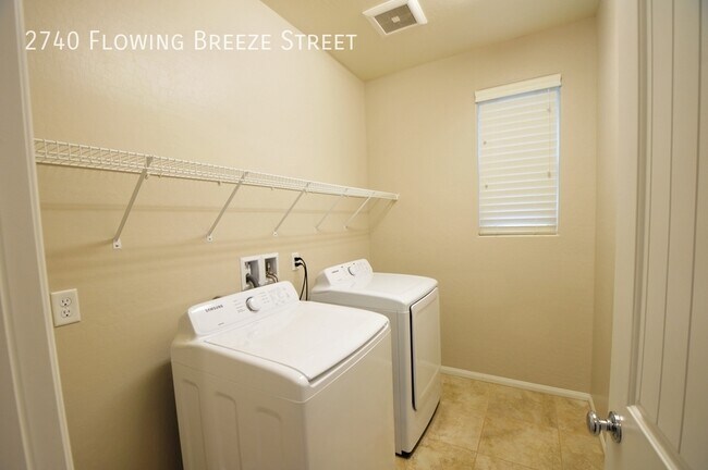 Foto del edificio - 2740 Flowing Breeze St