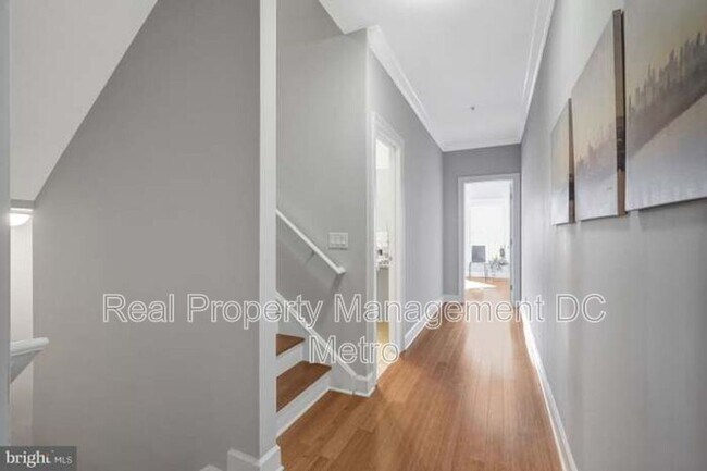 Building Photo - 927 12th St NE
