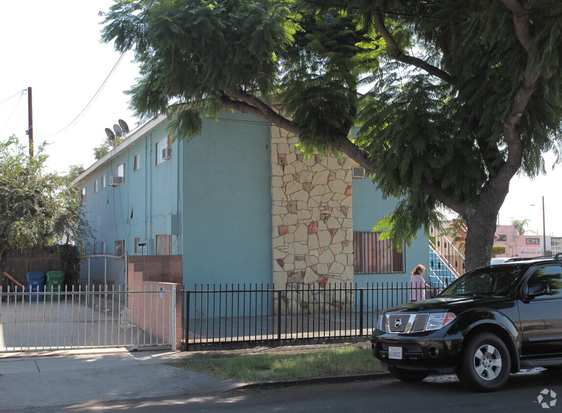 Foto del edificio - 7118 Corona Ave