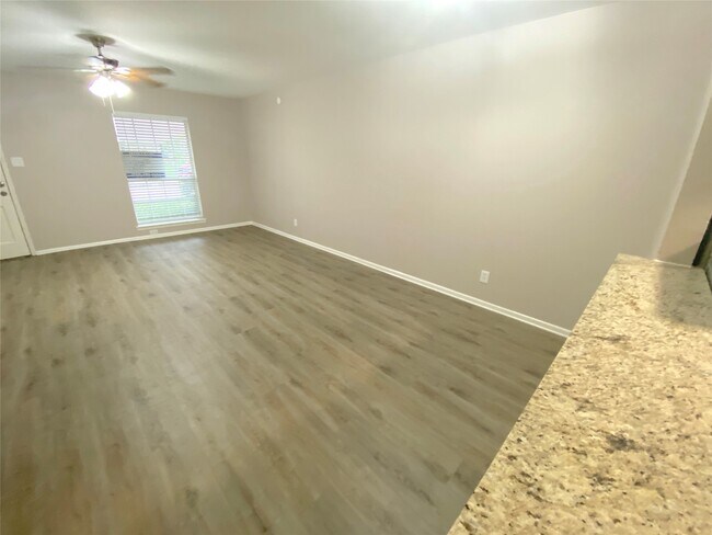 Building Photo - 10122 Shadow Wood Dr