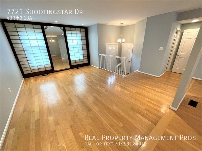 Building Photo - COMPLETLEY UPDATE!!   LARGE 4 BEDROOM 3.5 ...