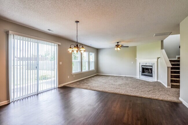 Foto del edificio - 7211 Great Laurel Dr