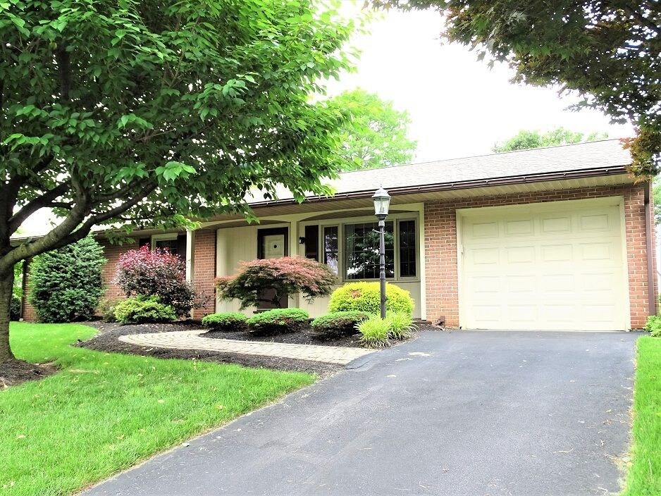 Foto principal - 821 School Ln