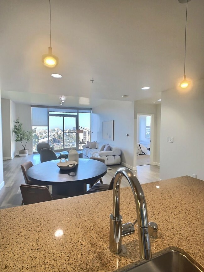 Foto del edificio - Gorgeous 1 Bedroom Condo at Axis with Den