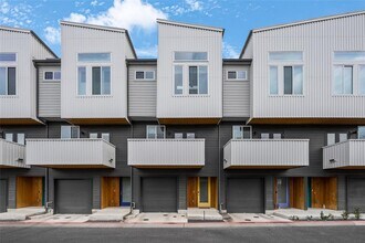 Building Photo - 814 N Bluff Dr