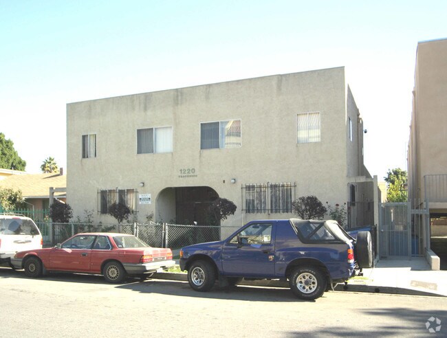 Foto del edificio - 1220 N Beachwood Dr