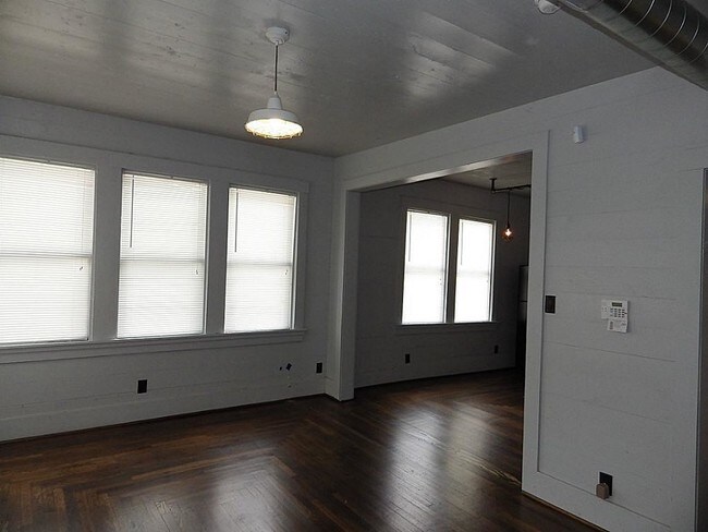 Building Photo - 316 Eastwood St