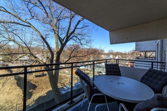 Building Photo - 60 Babcock St