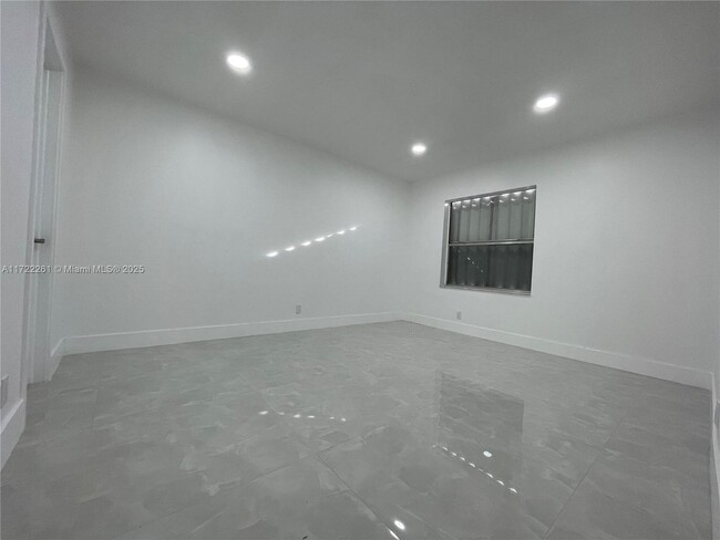 Foto del edificio - 5800 NW 27th Ct