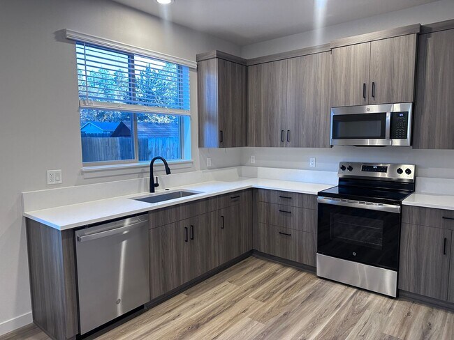 Foto del edificio - NEW 3 Bedroom near Vince Genna Stadium - Available 4/1