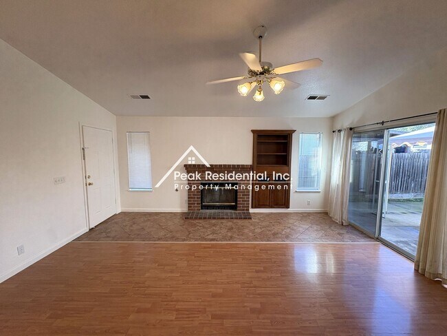 Foto del edificio - Charming 3bd/2ba Elk Grove Home With 2 Car Garage!