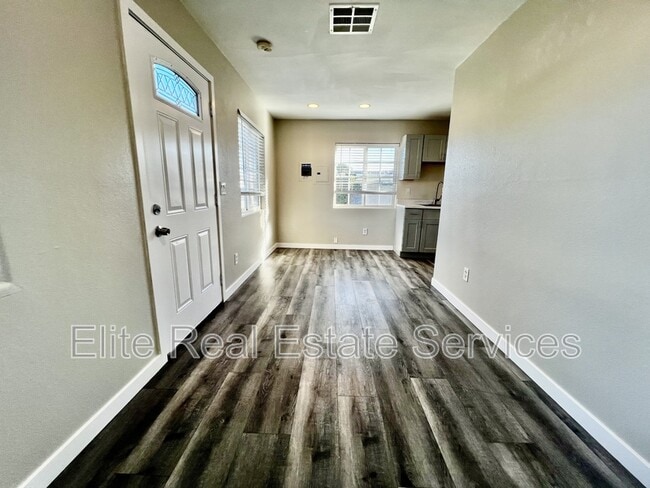 Building Photo - 118 Cedar Ave