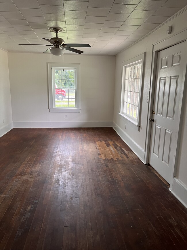 Entry/Living Room - 1095 W Main St