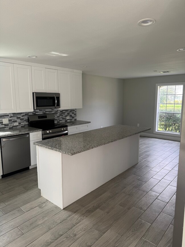 Building Photo - 2700 Country Club Dr