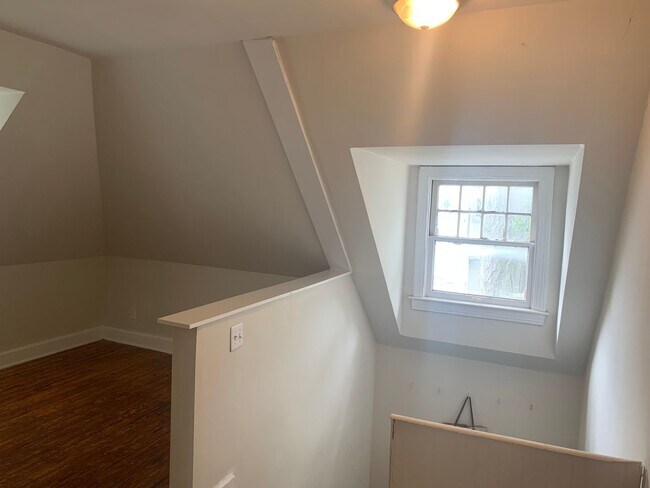 Building Photo - 424-3 E. Maxwell – Available Fall 2026