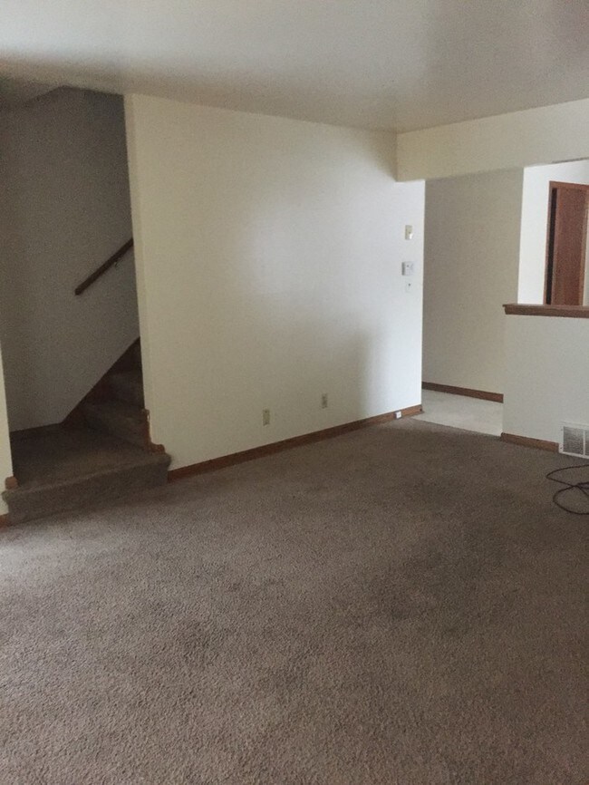 Building Photo - BEAUTIFUL 3 BEDROOM 1.5 BATHROOM TOWNHOUSE