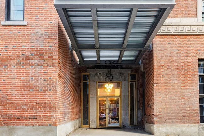 Building Photo - 2060 Rue Peel