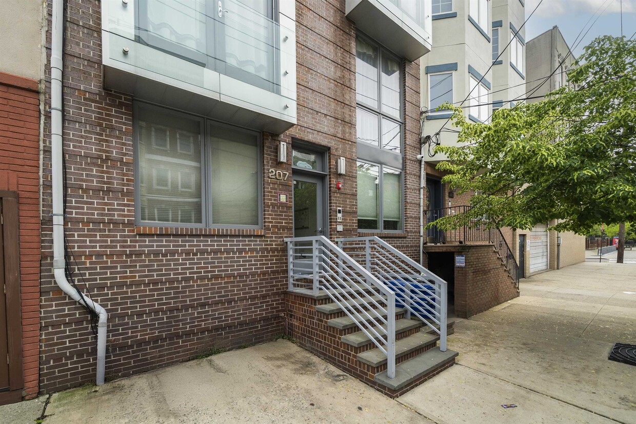 Foto principal - 207 Adams St
