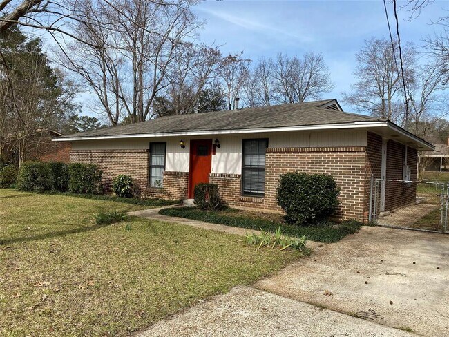 Building Photo - 221 Clubview Dr