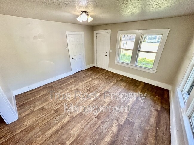 Building Photo - 714 W 15th St