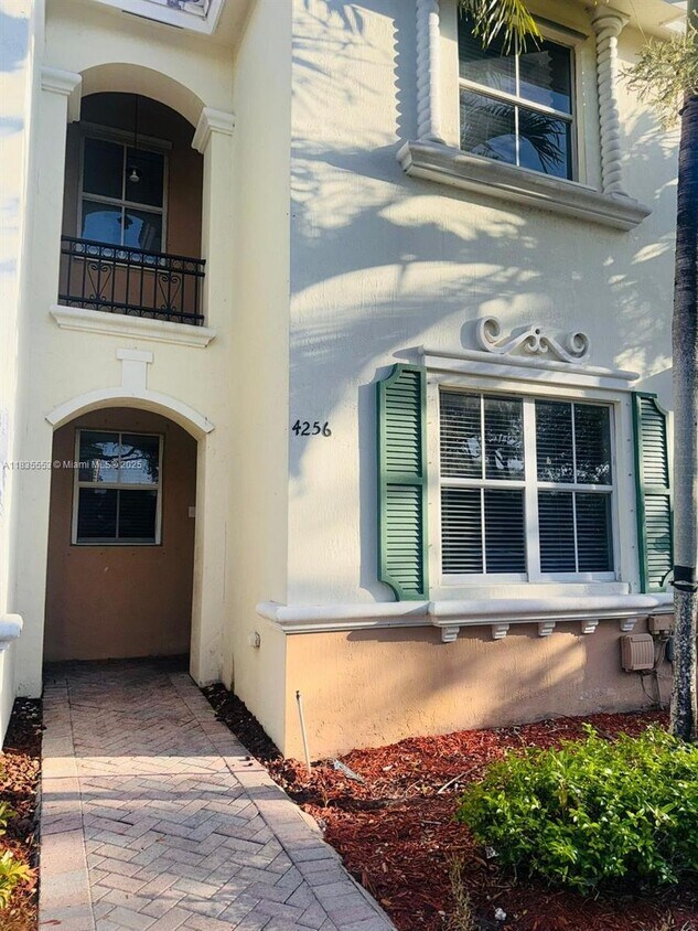 Foto principal - 4256 NE 9th St