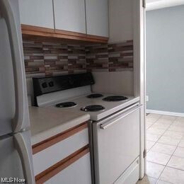 Foto del edificio - 15500 Van Aken Blvd