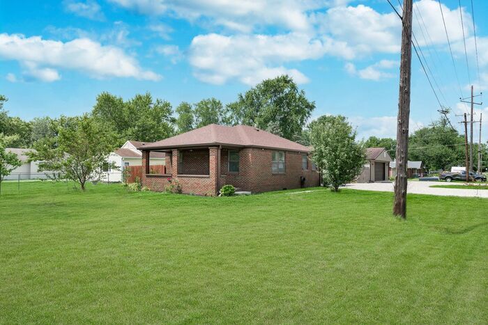 Primary Photo - Remodeled 3 Bedroom 2 Full Bath Brick Ranc...