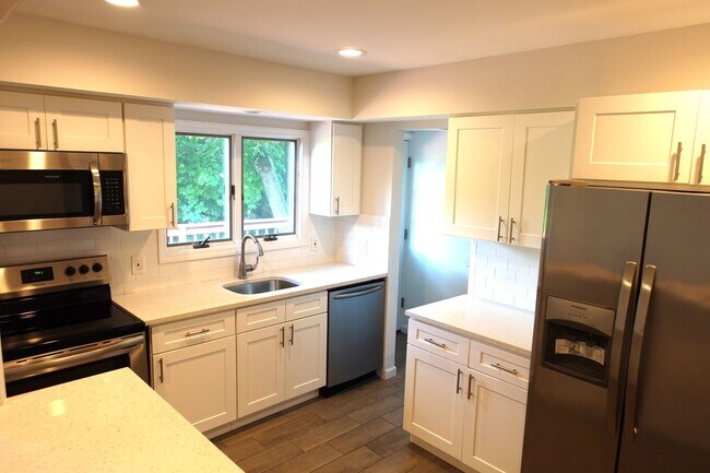 Building Photo - Updated 3 Bedroom Ranch