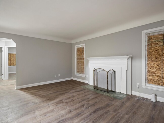 Building Photo - Renovated 3 bedroom - 1 bath - bungalow - ...