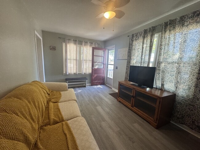 Building Photo - 634 4th Ave N