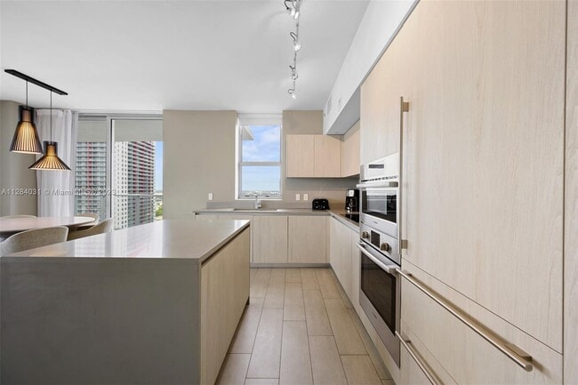 Building Photo - 4010 S Ocean Dr