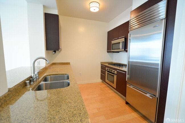 Building Photo - 425 1st St