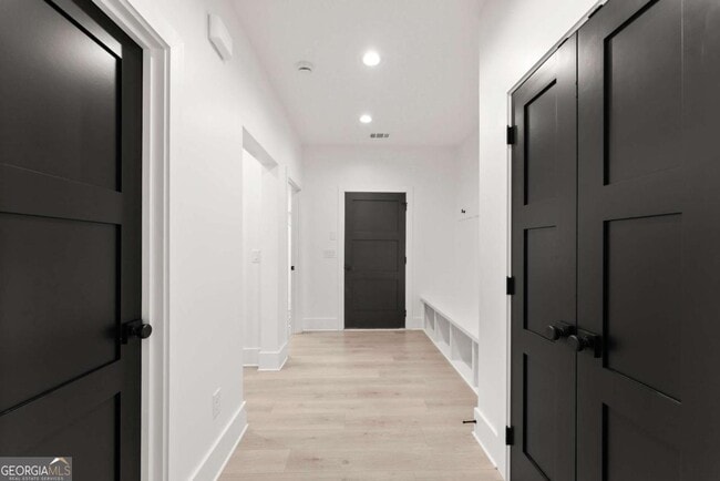 Building Photo - 151 S Pointe Dr