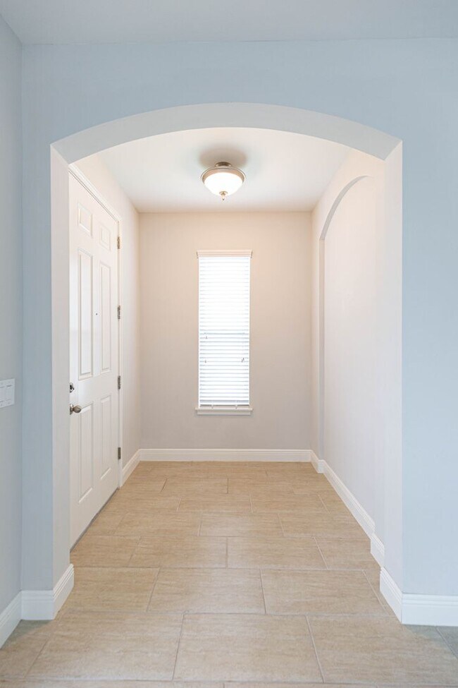 Building Photo - AVAILABLE ON 06/01 - 3 bedroom and 2.5 bat...
