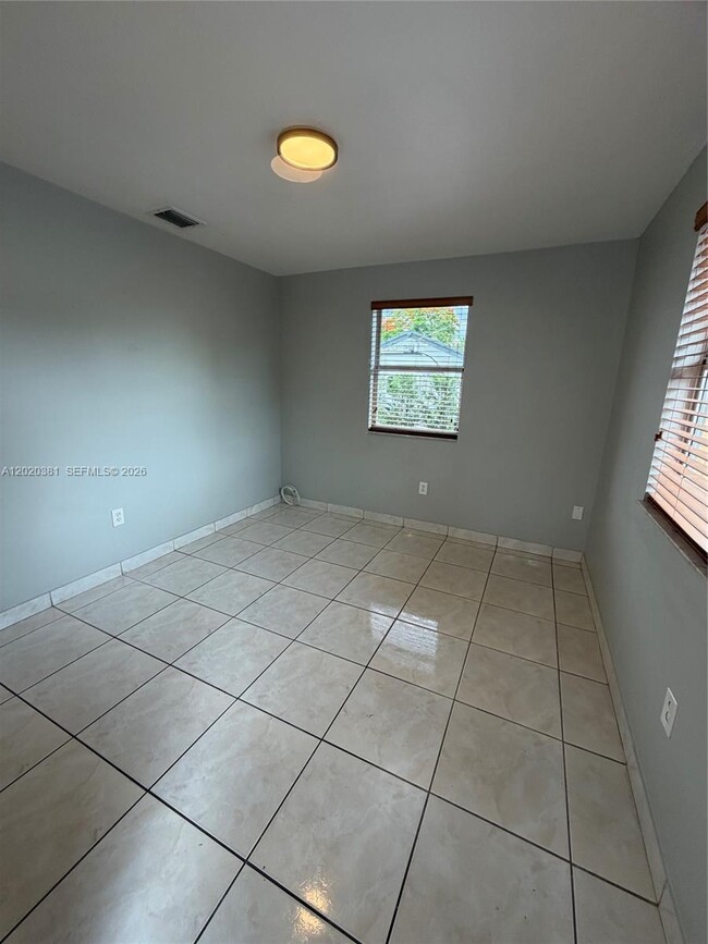 Building Photo - 16940 SW 94th Ave