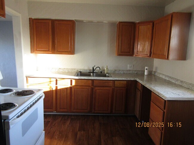 Foto del edificio - Very nice spacious home! No Carpet!