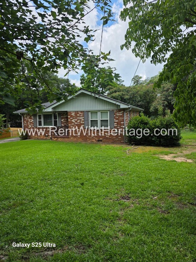 Foto del edificio - WOW!!! GORGEOUS RANCH WITH MANY UPGRADES / GREAT LOCATION/ PRIVATE YARD