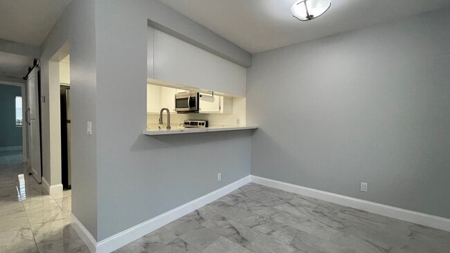 Foto del edificio - Beautifully Updated, 3 bedroom, Dual-Level...