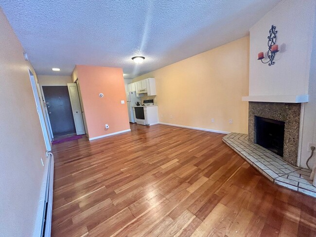 Building Photo - 1 Bedroom Condo with Underground Parking &...