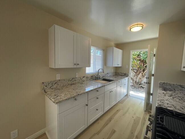 Foto del edificio - Stunning single-story home in Old Carlsbad...