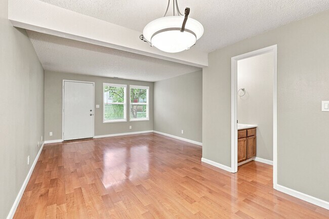 Foto del edificio - 327 N Main St
