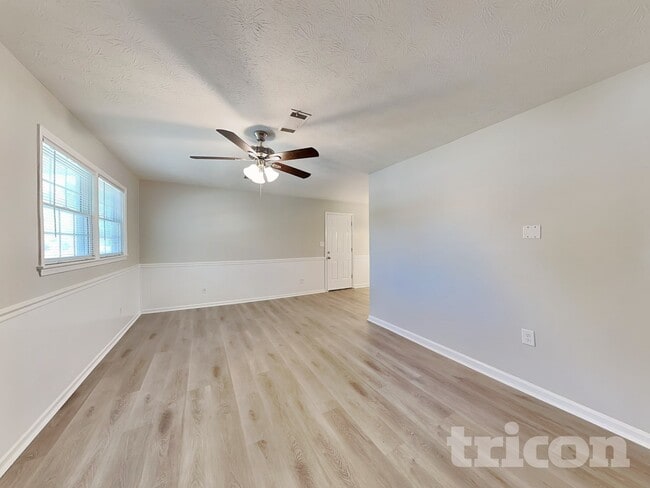 Building Photo - 2906 Deshong Dr SW