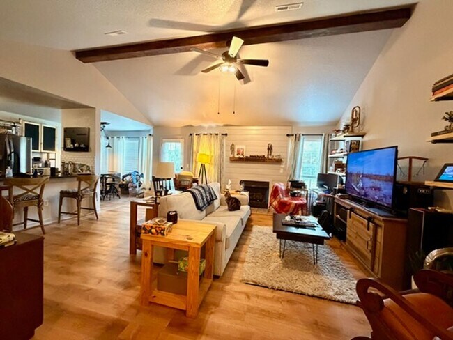 Building Photo - 3 bed & 2 bath home in established neighborhood