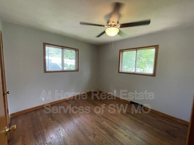 Building Photo - 854 S Link Ave