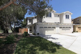 Building Photo - 565 S Ridgemark Dr